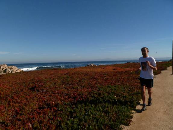 Correndo pela orla de Monterey, no litoral da Califórnia, nos Estados Unidos